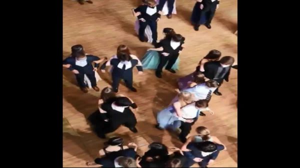 Bizarro Baile Com Distanciamento Social Mostra Adolescentes Dançando Costas Com Costas