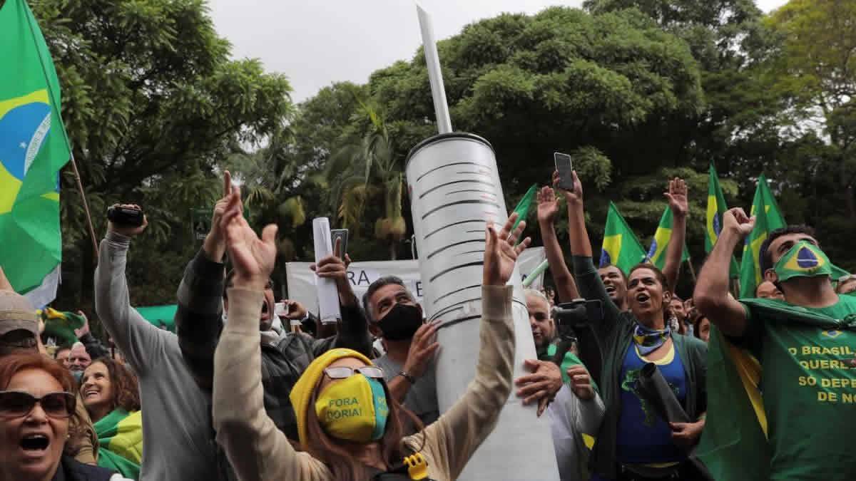 Brasileiros Protestam Contra Campanha De Vacinação Obrigatória Do Governador De São Paulo