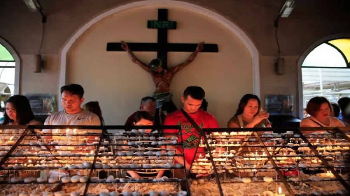 Extremistas Muçulmanos Adolescentes Atacam Igreja Nas Filipinas, Disparando Balas No Prédio Da Igreja