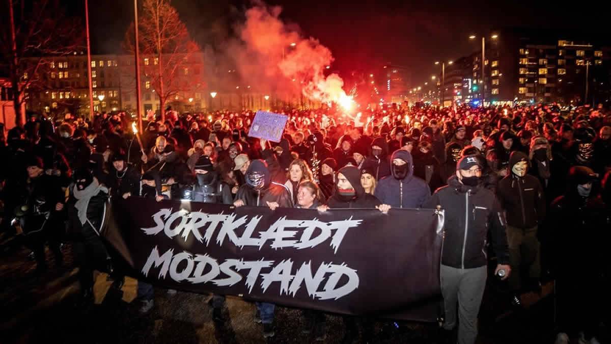 Manifestantes Anti Lockdown Na Dinamarca Queimam Efígie De Primeira Ministr E Brigam Com A Polícia