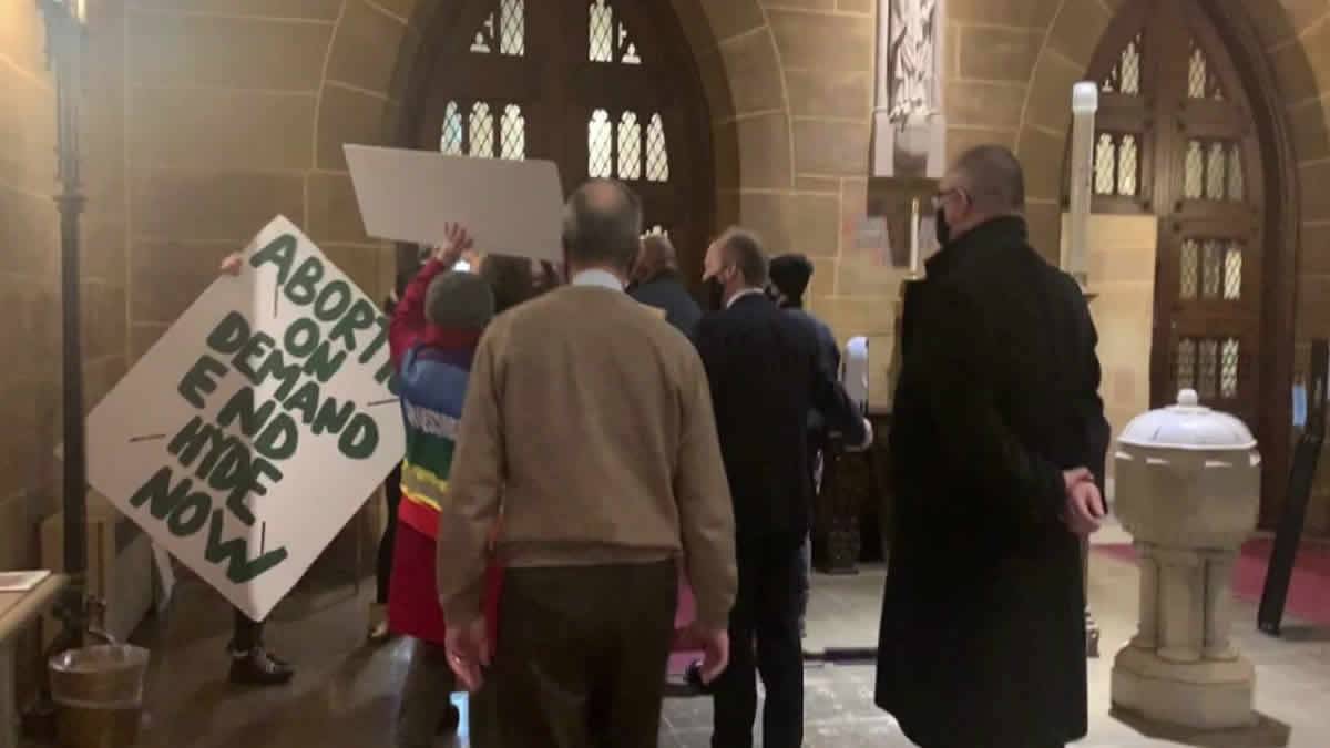 Manifestantes Pró Aborto Invadem Missa Católica Pró Vida