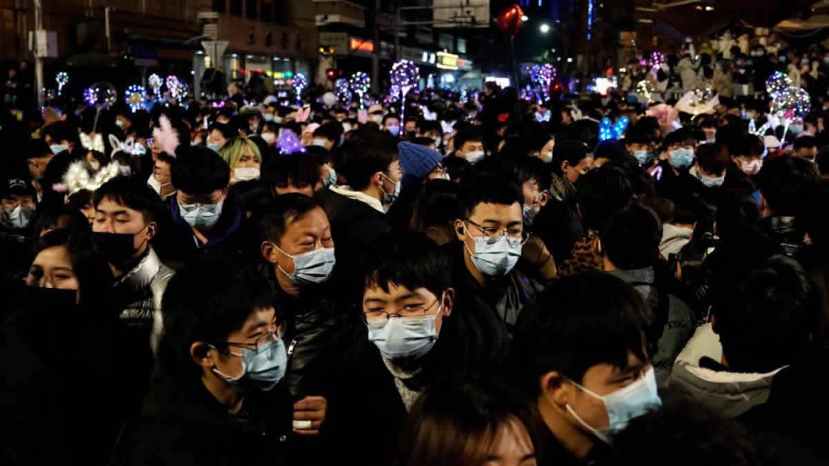 Ruas Lotadas Para A Véspera De Ano Novo Em Wuhan, Na China, Que Já Foi O Epicentro Do Coronavírus