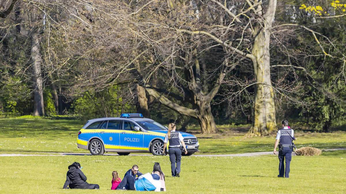 A Polícia De Hamburgo Está Perseguindo Jovens Pelo Parque Ele Abraçou Seus Amigos