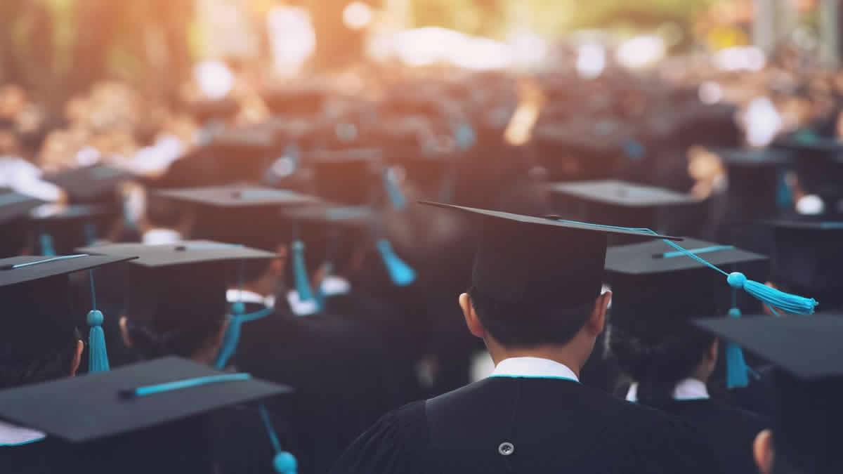 A Universidade De Columbia Sediará 6 Graduações Separadas Com Base Na Raça, Nível De Renda E Etnia