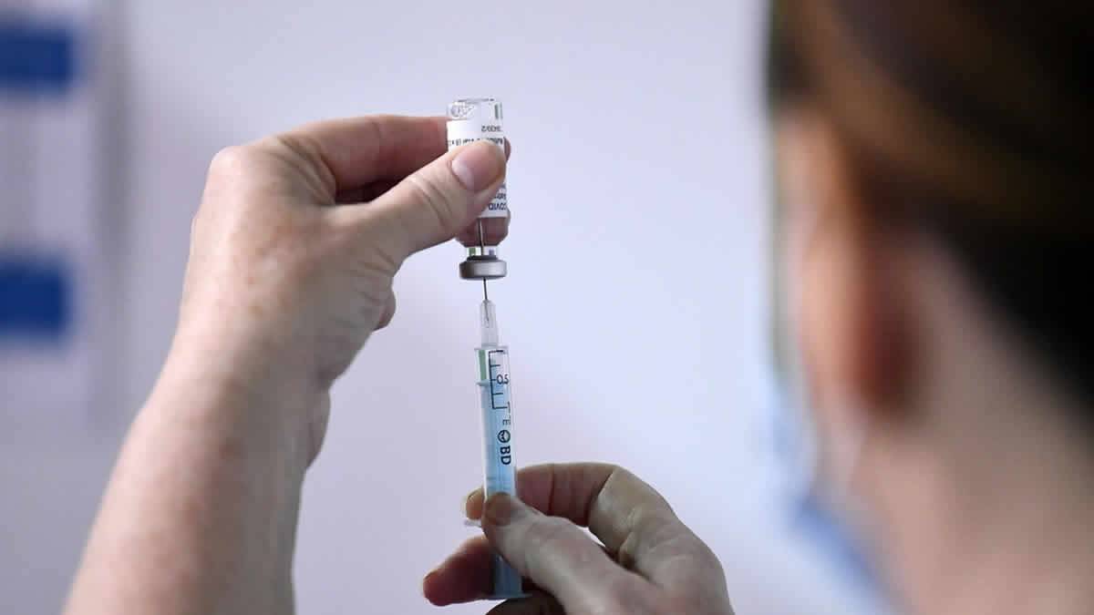 AstraZeneca Renomeia Sua Vacina Contra Covid Enquanto Luta Contra Polêmicas