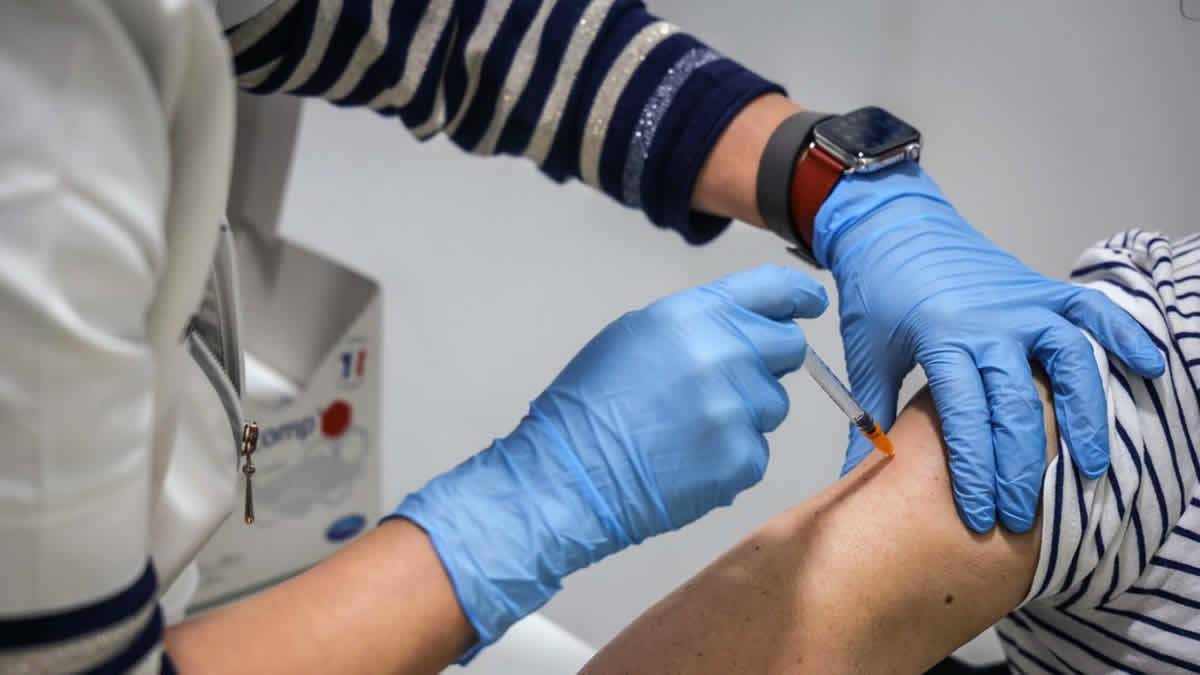 Comissão De Vacinação Aconselha Interromper Temporariamente As Vacinações Da AstraZeneca