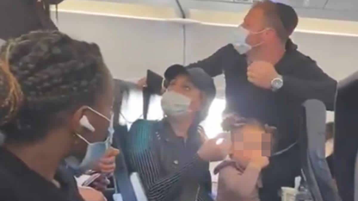 Família Expulsa Do Avião Por Causa De Menina De 2 Anos Que Não Usava Máscara