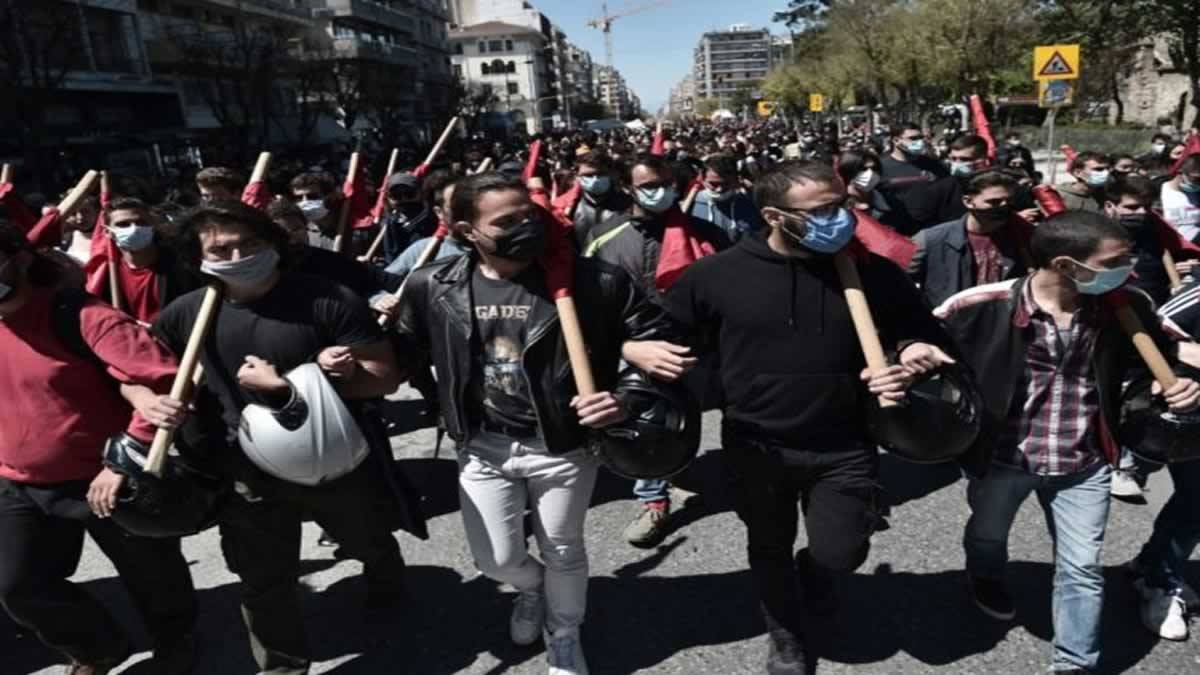 Manifestantes De Esquerda Atearam Fogo Acidentalmente Em Camarada Durante Manifestação