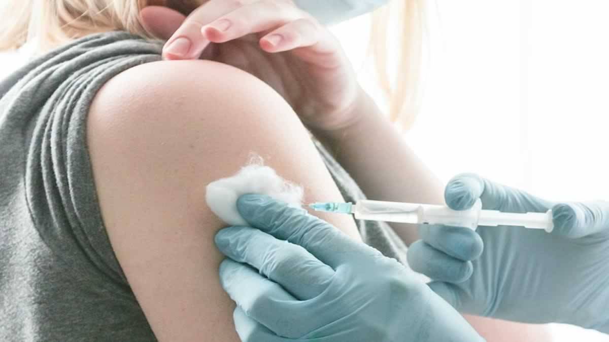 Milhares De Pessoas Vacinadas Nos EUA Infectadas Com COVID 19
