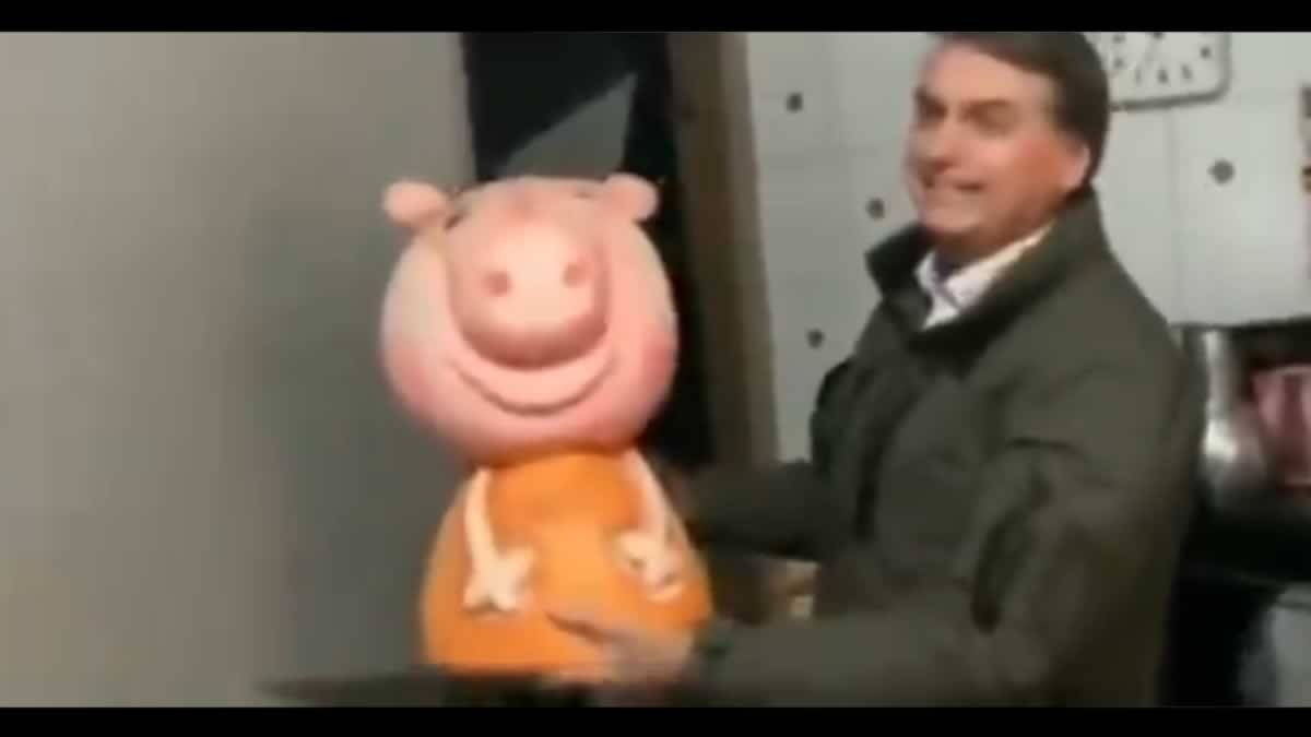 Segurando Peppa Pig, Bolsonaro Ironiza Joice Vai Virar Torresmo