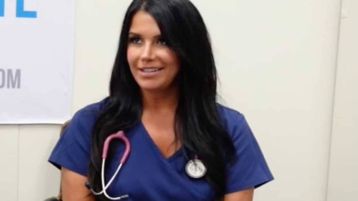 Uma Enfermeira Que Trabalhava Na Ala COVID Explica Como Se Tornou Uma Denunciante 'Eu Gravei Eles Assassinando Pacientes'