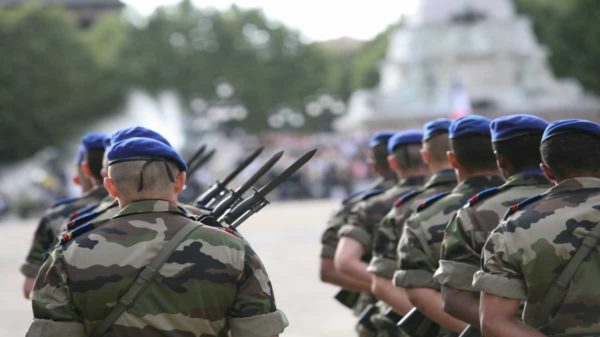 A França Está à Beira Da Guerra Civil, Diz Estudioso Constitucional