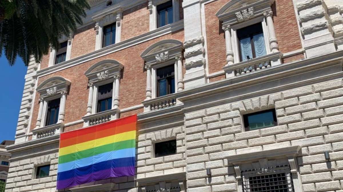 Embaixada Dos EUA No Vaticano Exibe Bandeira Do Orgulho LGBT