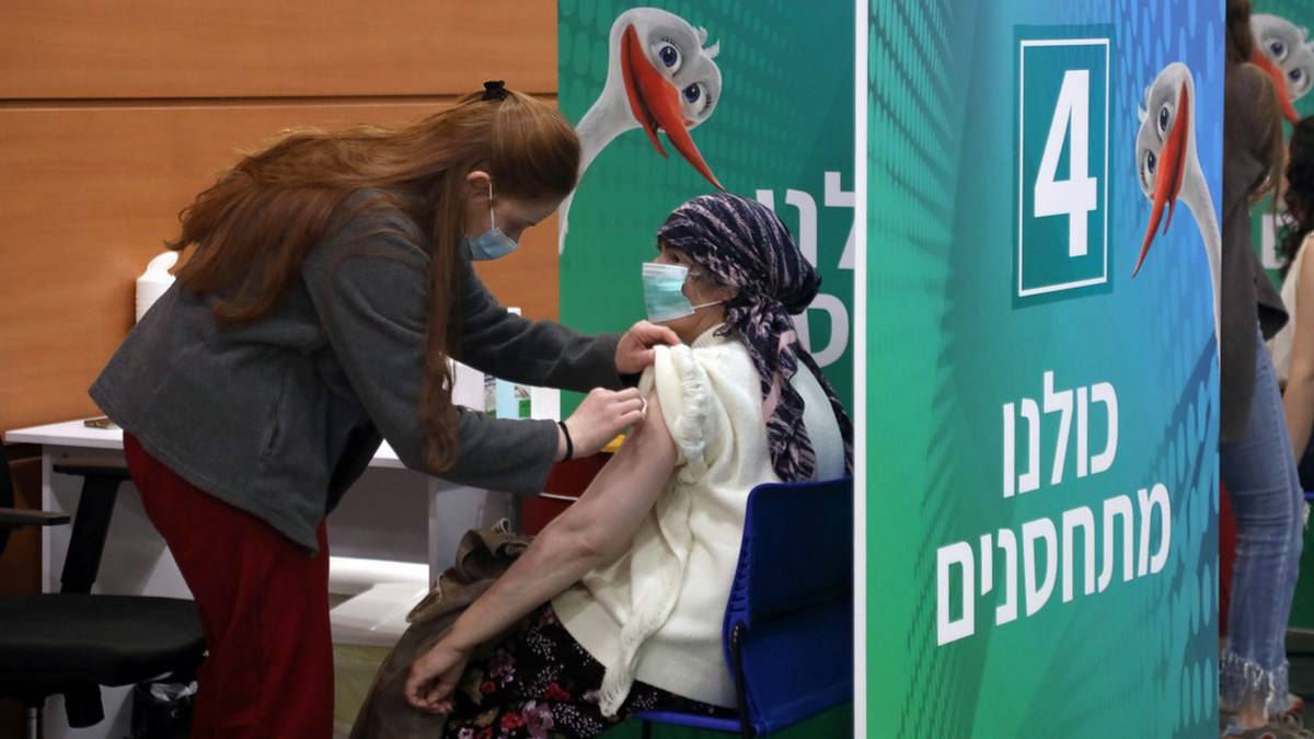 Novo Aumento Nas Infecções Por Coronavírus Relatadas Também Entre As Pessoas Vacinadas