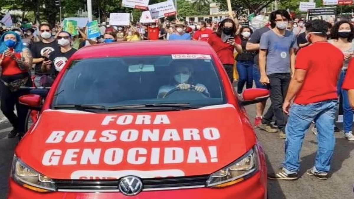PM De Goiás Prende Militante Do PT Por Faixa Bolsonaro Genocida