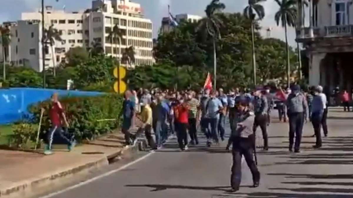 Armados Com Paus E Autorizados Pela Polícia, Defensores Da Ditadura Cubana Atacam Manifestantes Em Havana