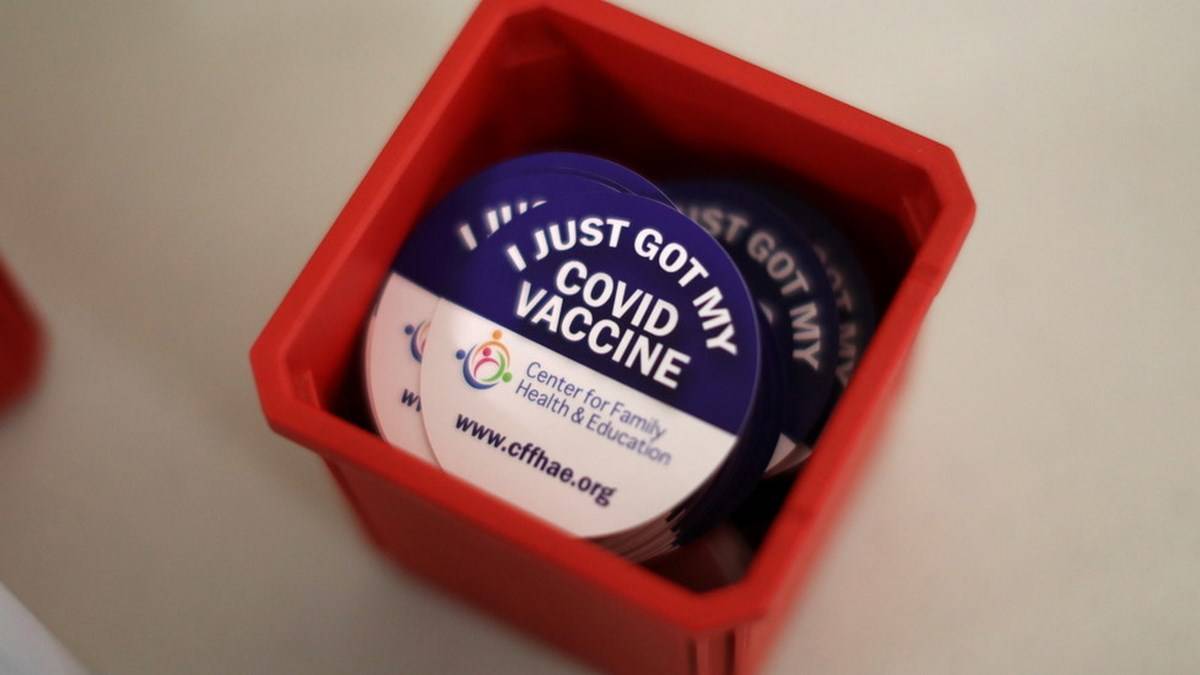 Funcionários Vacinados Da Cidade Da Califórnia Devem Usar Adesivos Se Quiserem Trabalhar Sem Máscaras
