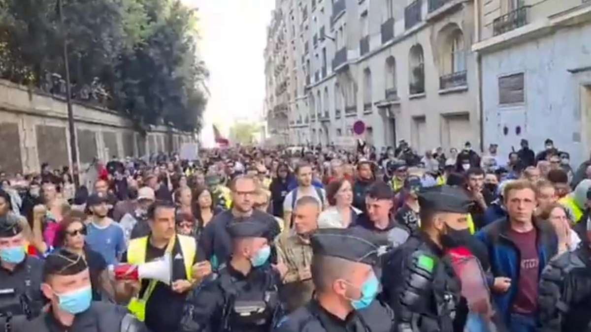 Polícia Francesa Participa De Protesto Contra Vacinas Forçadas