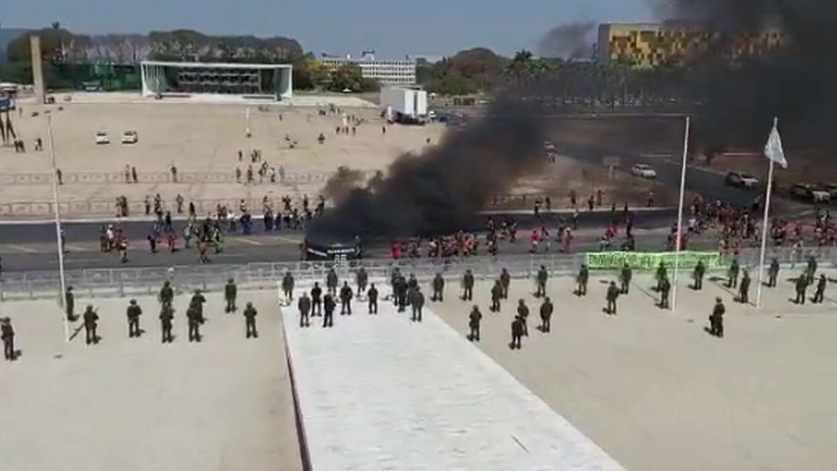 Manifestantes Ateiam Fogo Em Caixão Na Frente Da Presidência