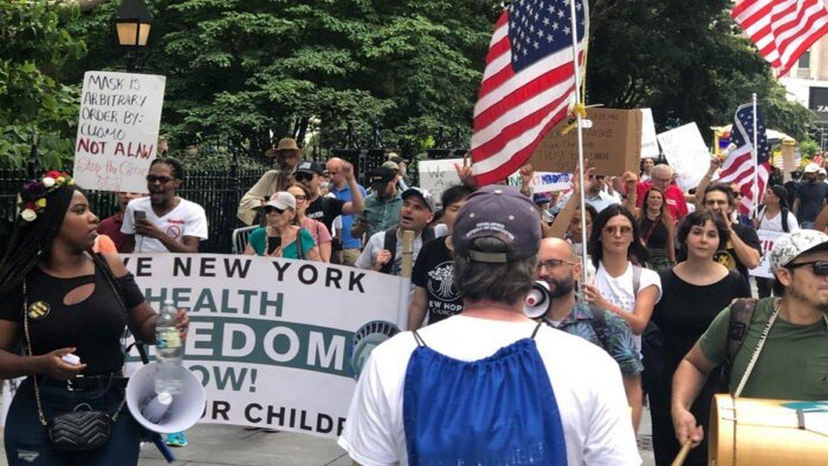 Manifestantes Se Reúnem Na Prefeitura De Nova York Para Se Opor Ao Passaporte Da Vacina