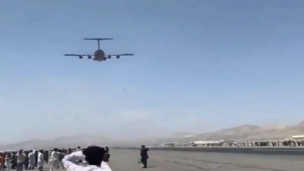 Pessoas Caem De Avião Dos EUA Que Deixava O Afeganistão