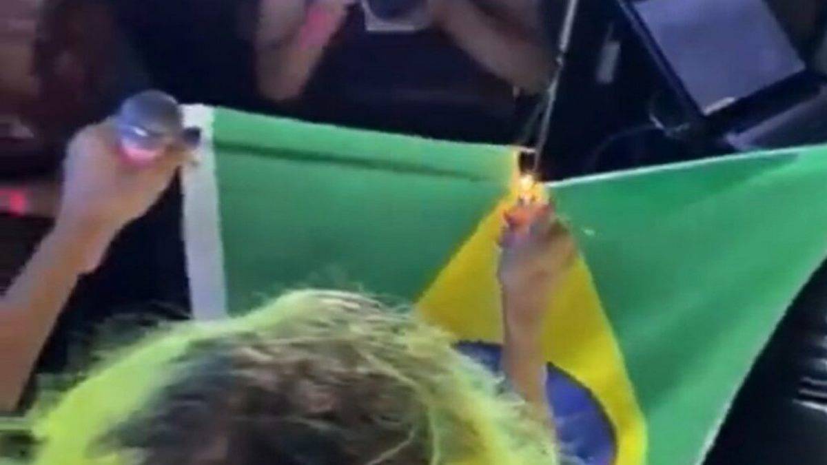 Cantora Trans Ateia Fogo Na Bandeira Do Brasil Durante Show