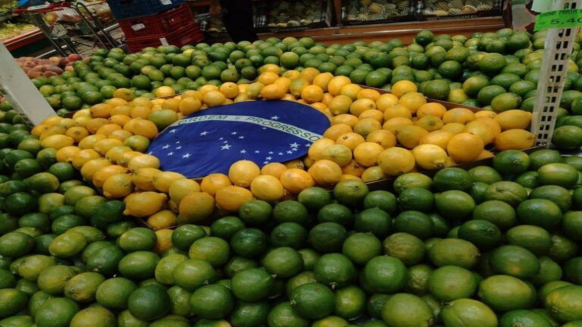 Mercado Homenageia O Brasil Com Decoração Verde E Amarela
