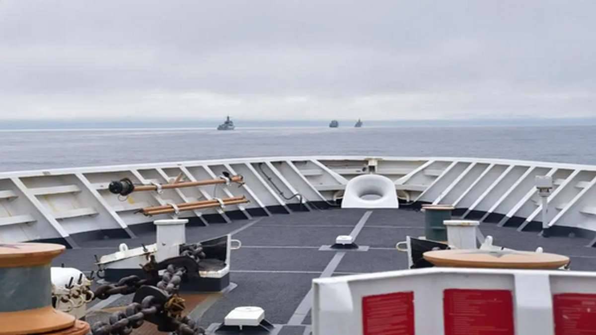 O Cortador Bertholf Da Guarda Costeira Dos EUA Acompanhando Os Navios Da Marinha Chinesa Em 30 De Agosto De 2021