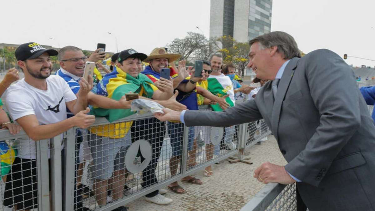 Presidente Jair Bolsonaro Se Encontra Com Apoiadores Na Rampa Do Palácio Do Planalto