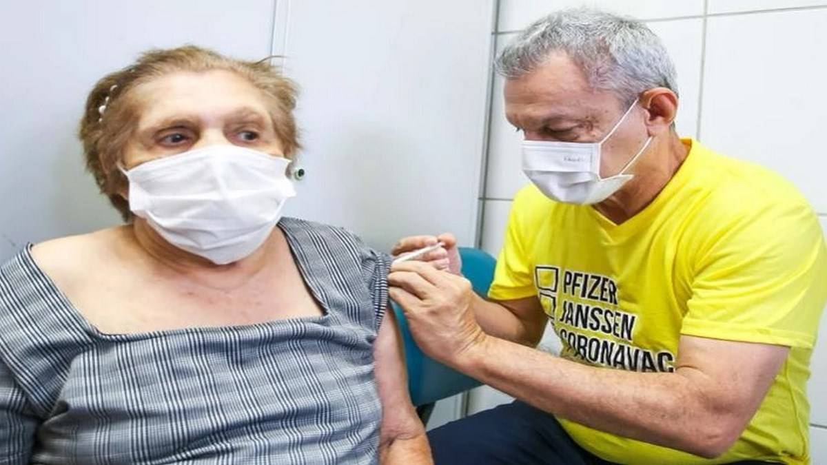 Idosa Sofreu Um AVC Após Ser Imunizada
