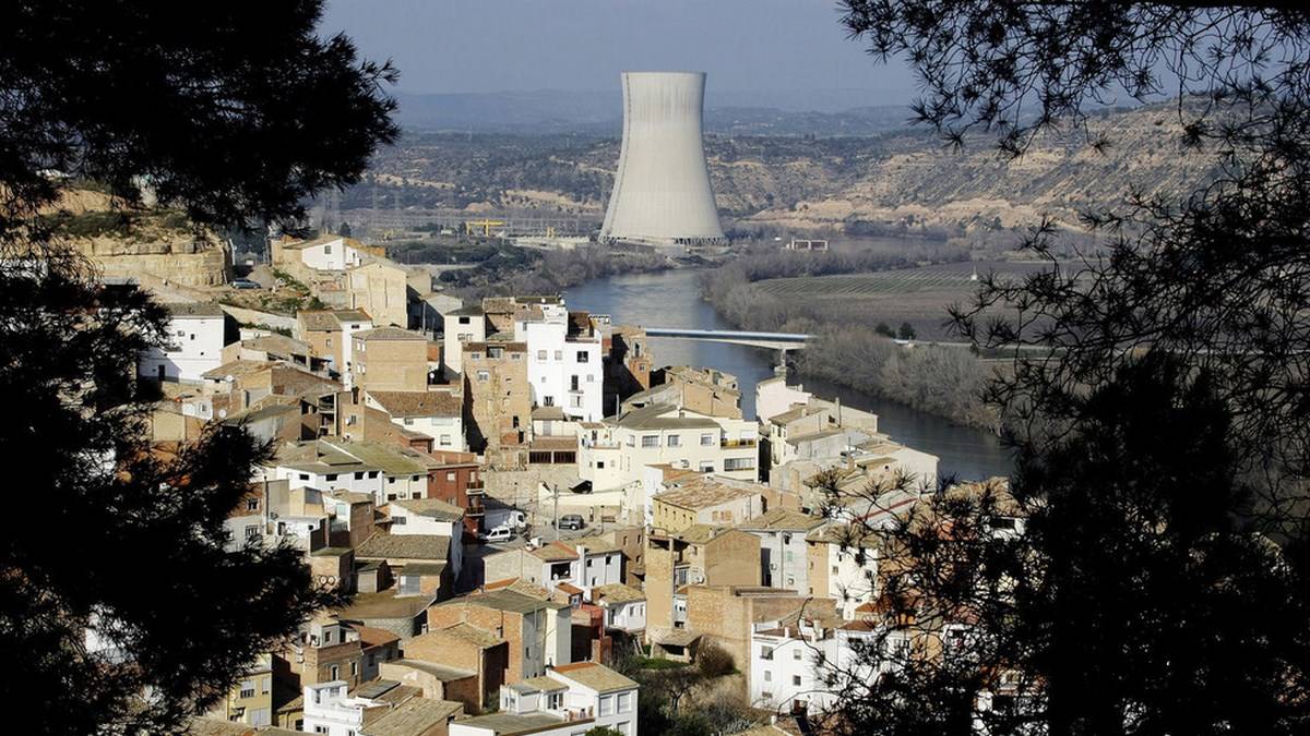 A Vila De Asco E A Usina Nuclear Próxima, Catalunha, Espanha