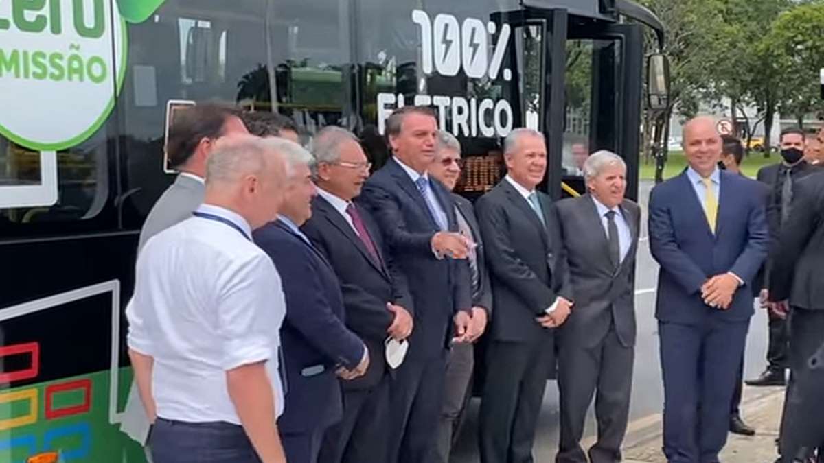 Bolsonaro Dirigindo ônibus Elétrico