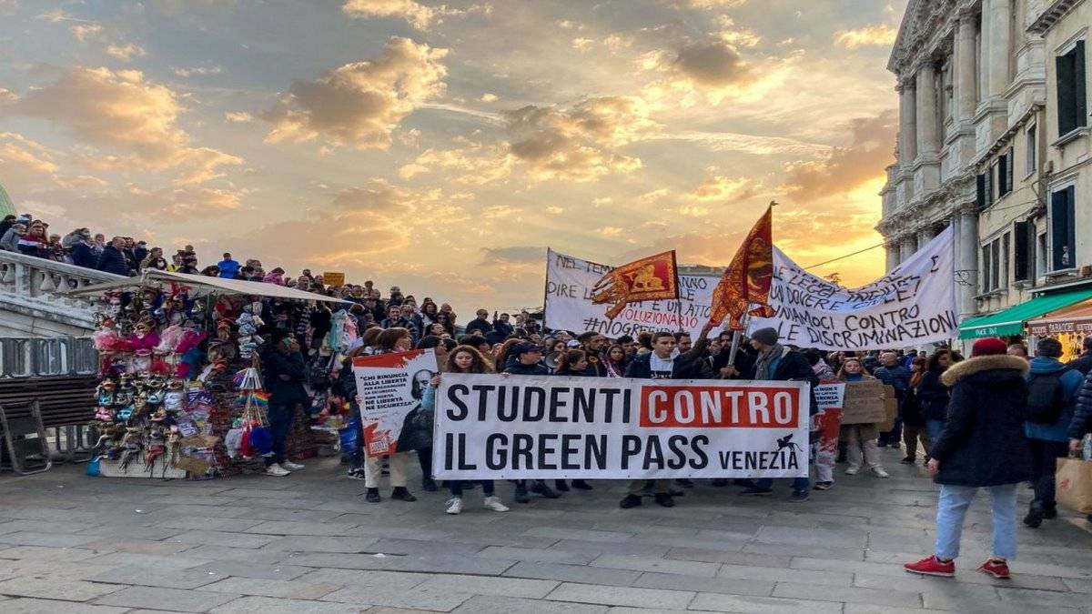 Manifestação Contra O Passaporte Da Vacina Em Veneza