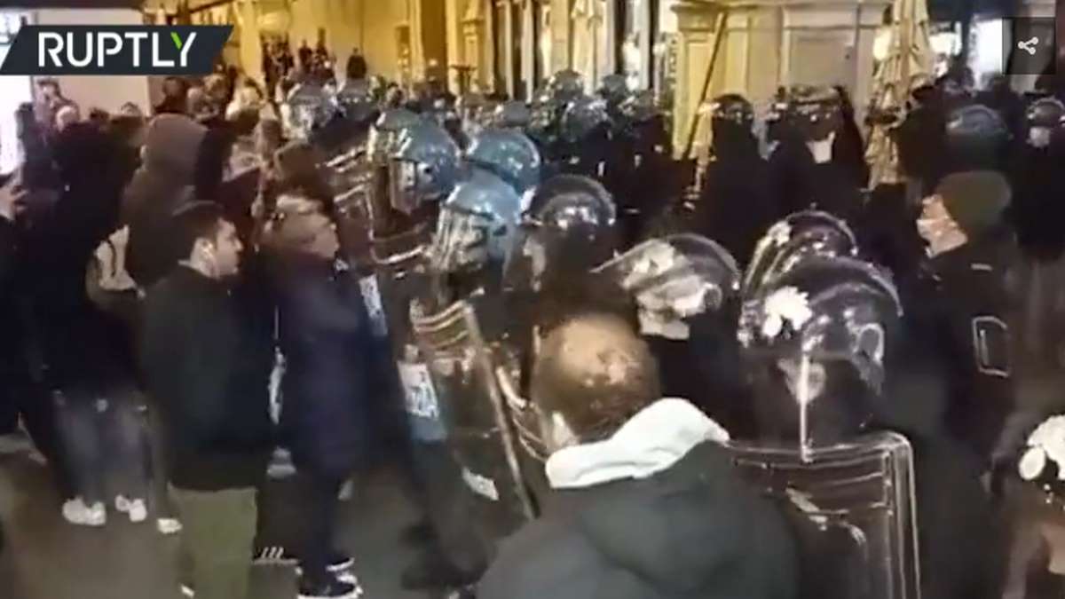 Milhares Protestam Em Toda A Itália Contra O Passaporte Sanitário