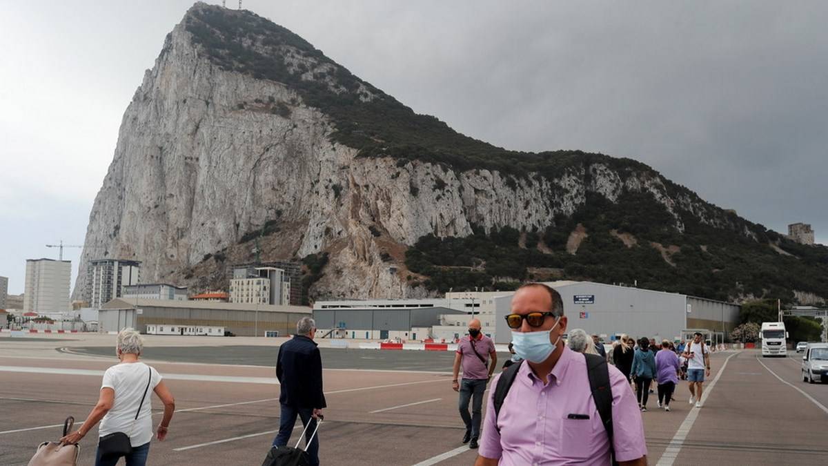 Pessoas Cruzam A Pista Do Aeroporto Em Frente Ao Rochedo De Gibraltar, No Território Britânico Ultramarino De Gibraltar, 24 De Junho De 2021
