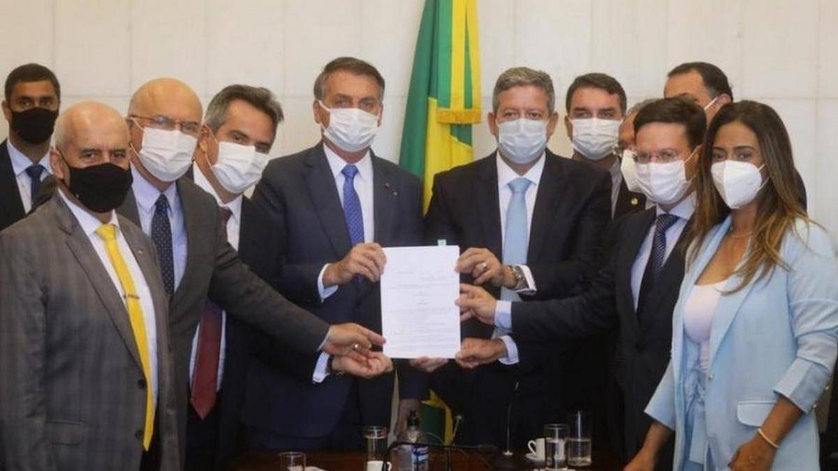 Presidente Jair Bolsonaro Ao Entregar A MP Que Cria O Auxílio Brasil