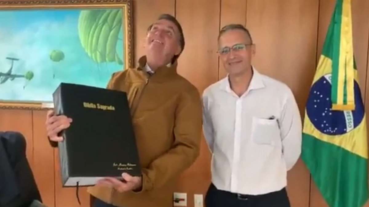 Presidente Jair Bolsonaro Com A Bíblia Escrita à Mão Que Recebeu