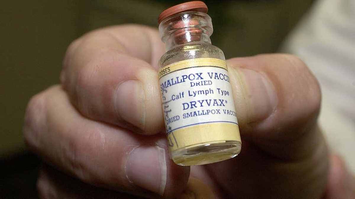 Um Frasco De Vacinação Seca Contra Varíola é Mostrado Em 5 De Dezembro De 2002 Em Altamonte Springs, Flórida