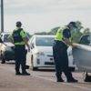 A Polícia Verifica Os Carros Perto Das Instalações De Quarentena De Howard Springs, Na área Rural De Darwin.