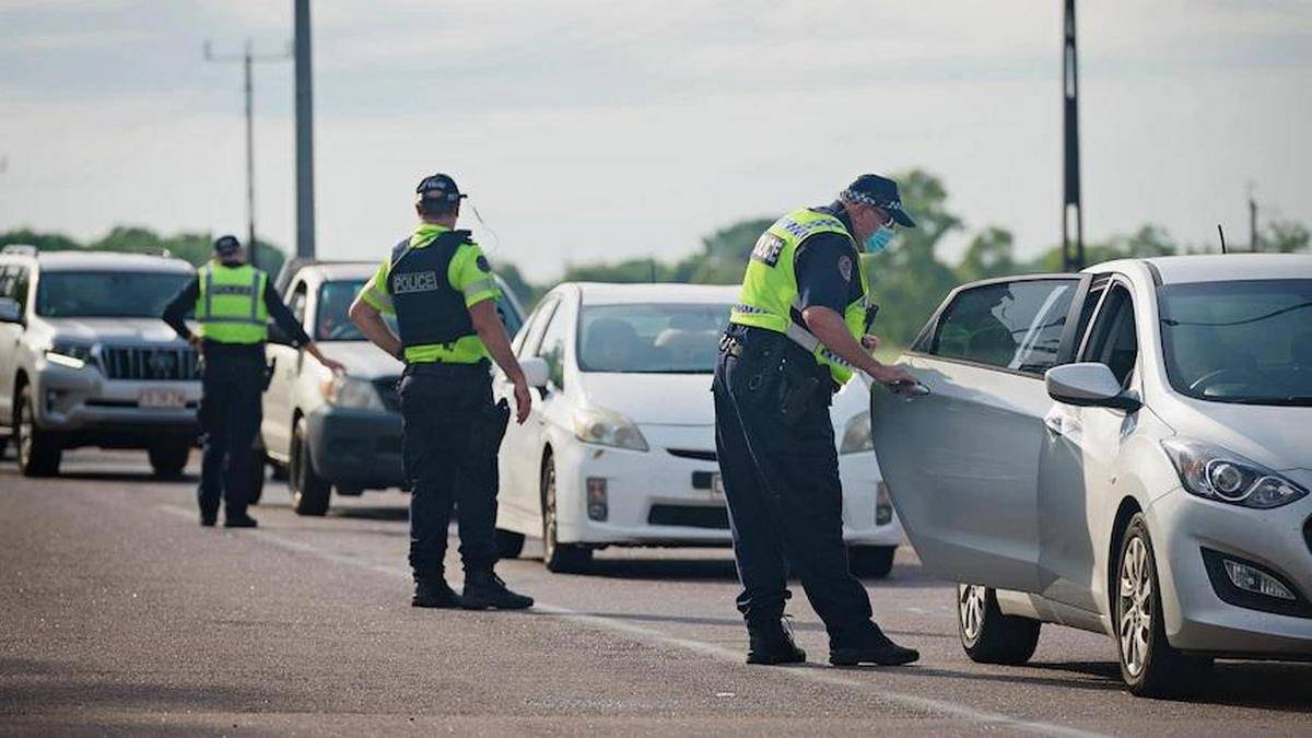 A Polícia Verifica Os Carros Perto Das Instalações De Quarentena De Howard Springs, Na área Rural De Darwin.