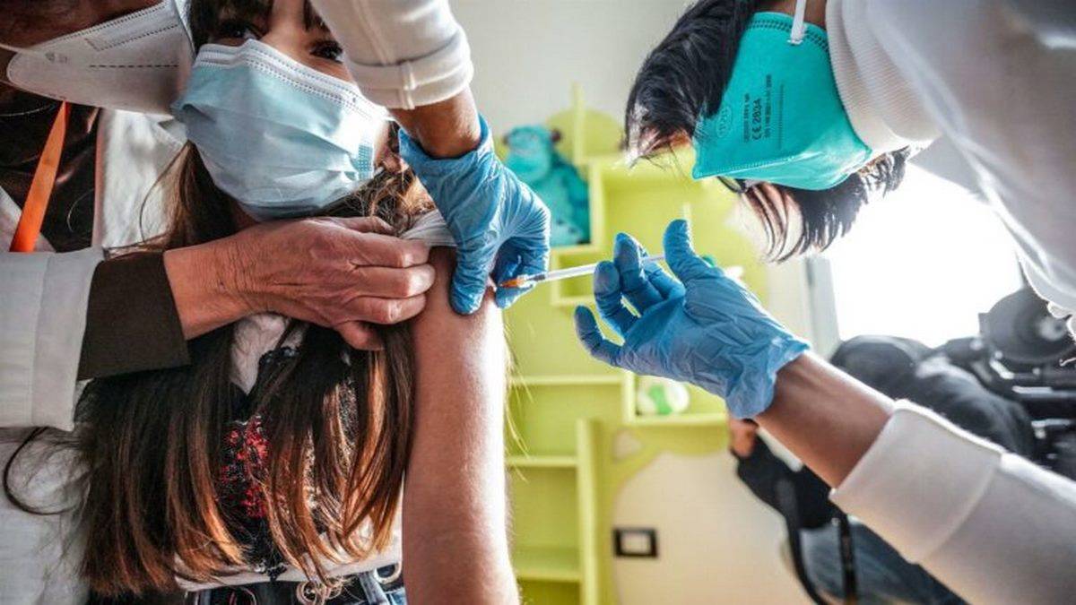 Criança Recebendo Vacina Na Itália Foto EFE EPA Jessica Pasqualon
