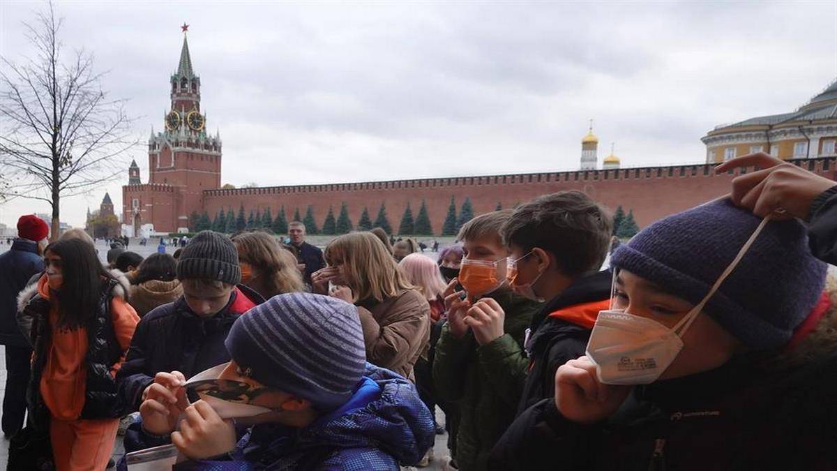 Pessoas Usam Máscaras Contra A Covid 19 Na Rússia EFE EPA Maxim Shipenkov