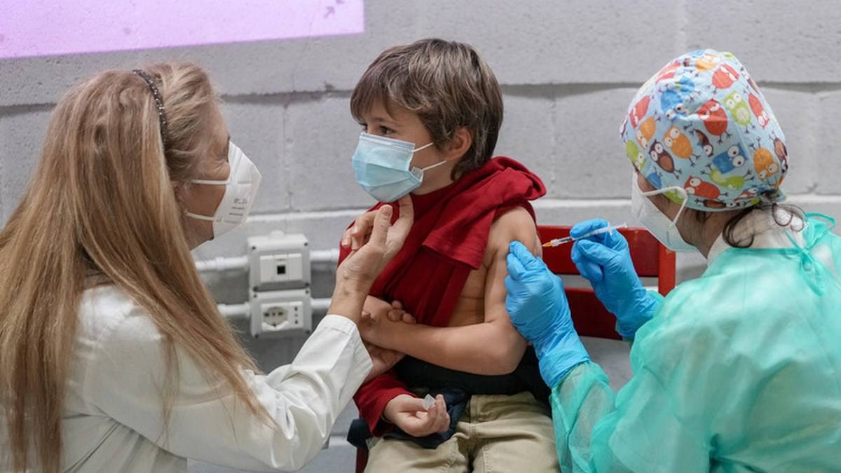 Um Menino Recebe Uma Dose Da Vacina Da Pfizer Para Crianças De 5 A 11 Anos Em Roma, Onde Começou A Campanha De Vacinação Dos Mais Novos