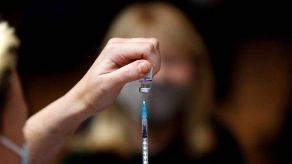 Uma Enfermeira Prepara A Vacinação No Centro De Vacinação Do Hartlepool Town Hall Theatre, Na Grã Bretanha