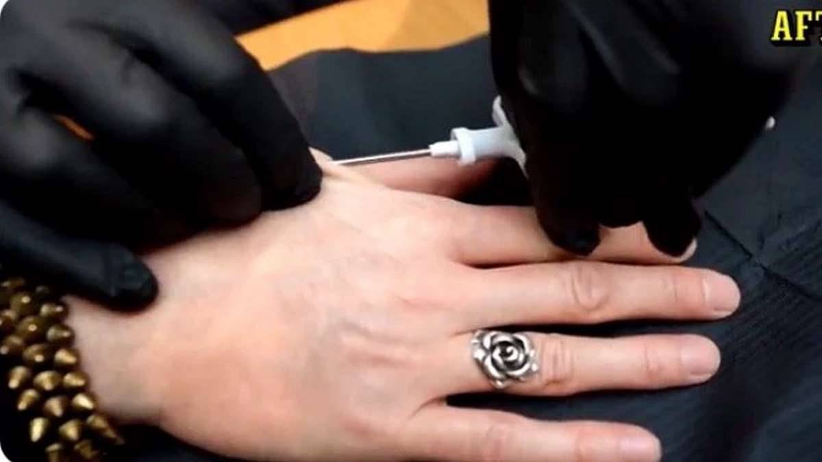Vídeo De Jornal Local Mostra Mulher Colocando Chip Nas Mãos