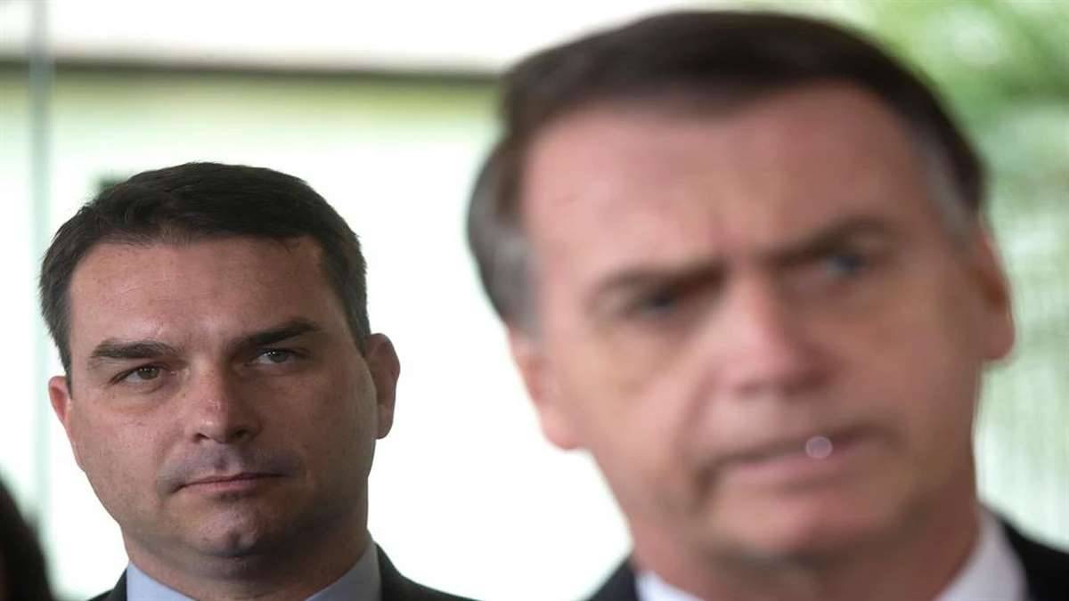Senador Flávio Bolsonaro Ao Lado Do Pai, O Presidente Jair Bolsonaro