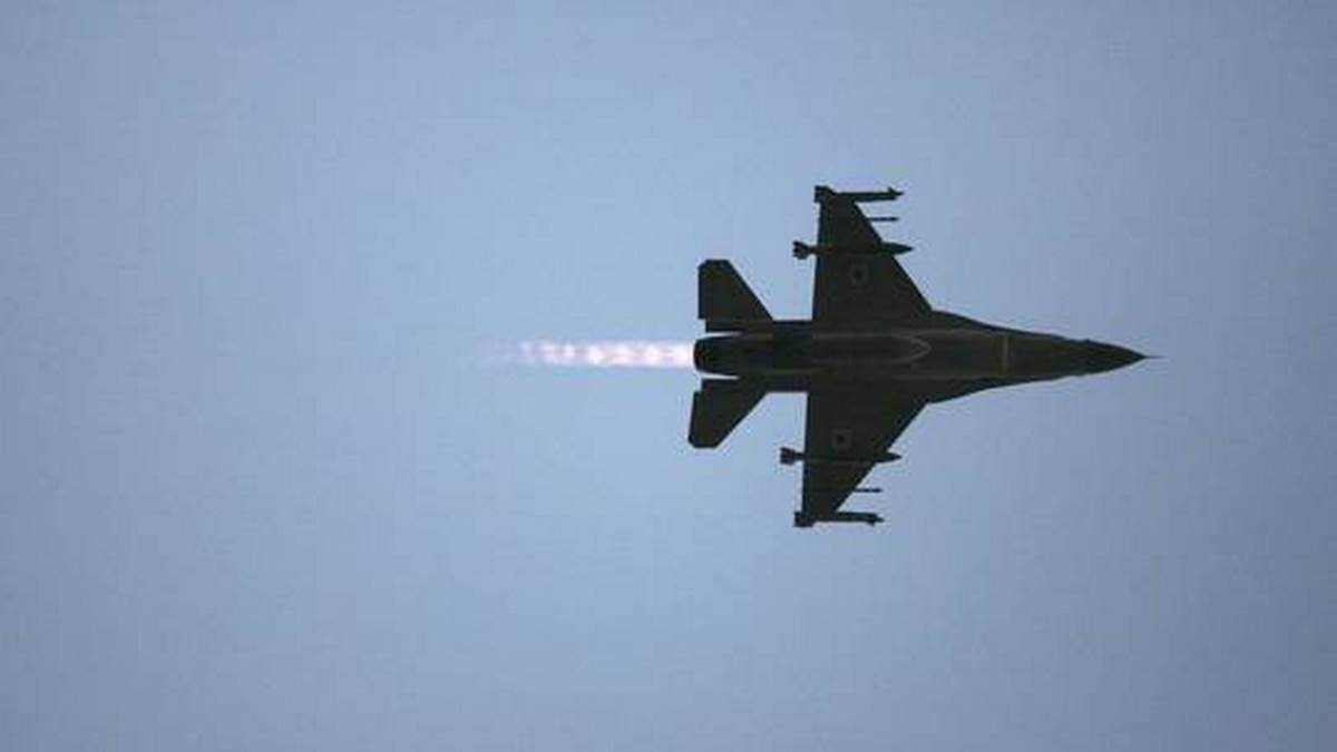 Um Caça A Jato F 16 Da Força Aérea Israelense