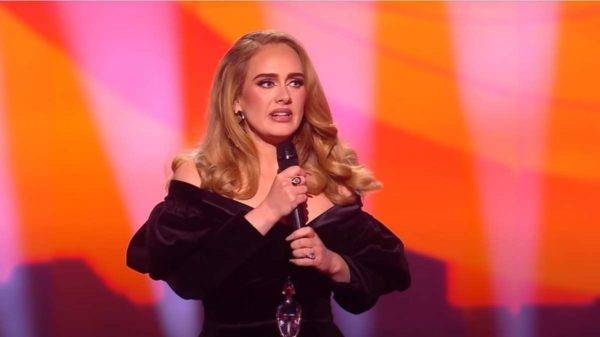 Adele Levou O Prêmio De Melhor Artista No Brit Awards 2022 Foto Reprodução YouTube BRITS
