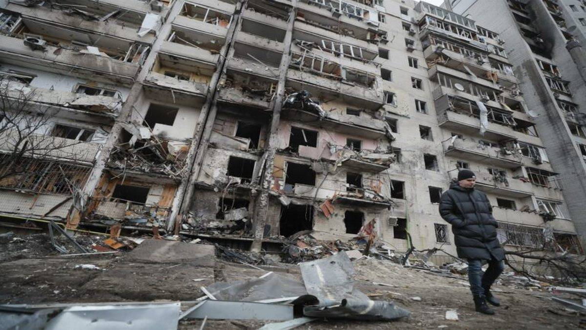 Bombardeio Deixa Prédio Bastante Danificado Em Kiev Foto EFE EPA Sergey Dolzhenko