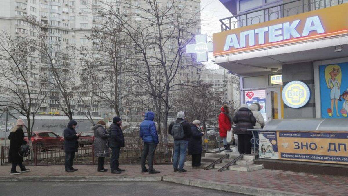 Ucranianos Fazem Fila Em Uma Farmácia Em Kiev Foto EFE EPA SERGEY DOLZHENKO